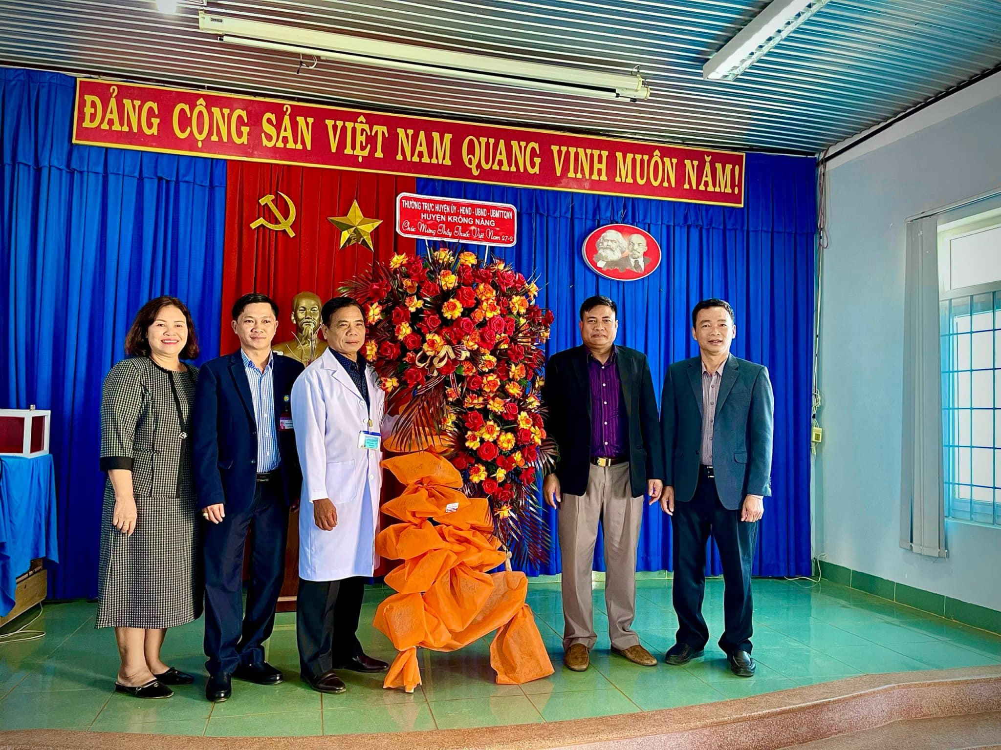 Lãnh đạo Huyện ủy, UBND, UBMTTQVN huyện thăm tặng hoa nhân ngày Thầy thuốc Việt Nam 27/2