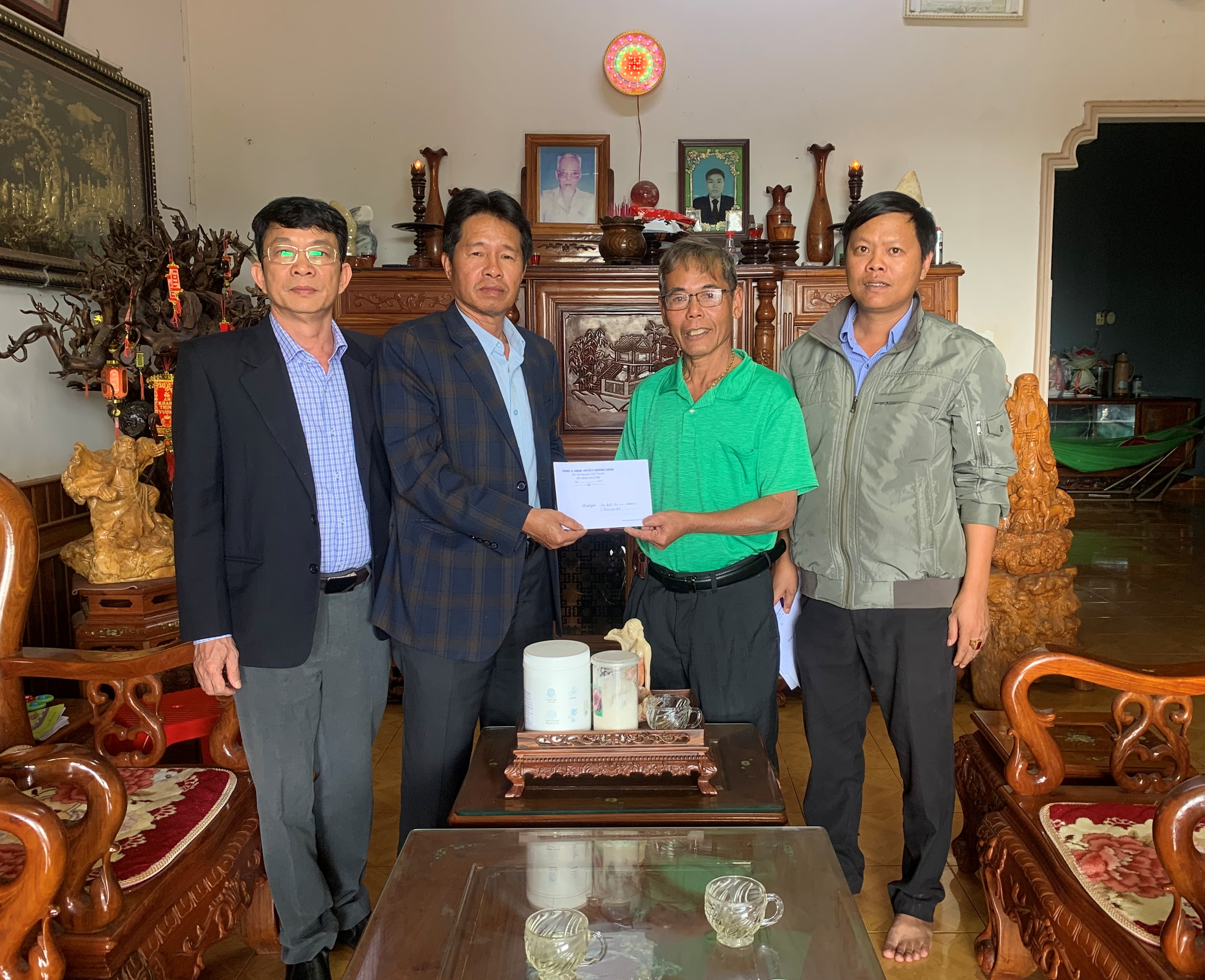 Đoàn công tác của HĐND- UBND huyện thăm và tặng quà cho các gia đình chính sách và các cơ sở tôn giáo