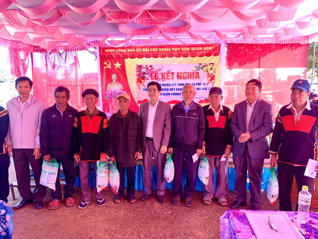 Khối các cơ quan và doanh nghiệp, trường học kết nghĩa với buôn K’mang, xã Đliê Ya
