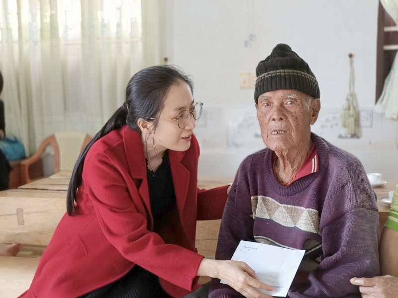 Đoàn công tác của Huyện ủy thăm và tặng quà cho các gia đình chính sách tại xã Dliêya