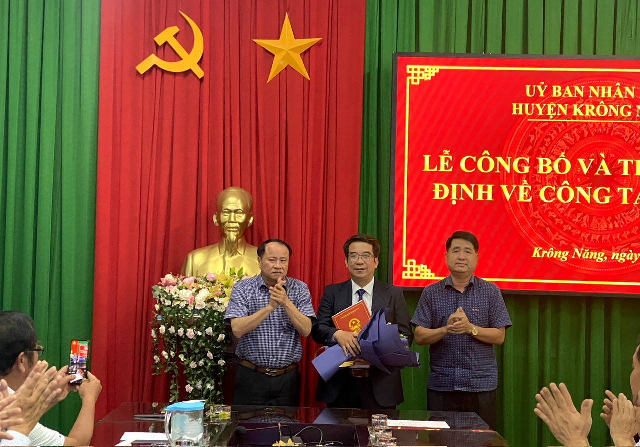 Huyện Krông Năng công bố quyết định về công tác cán bộ