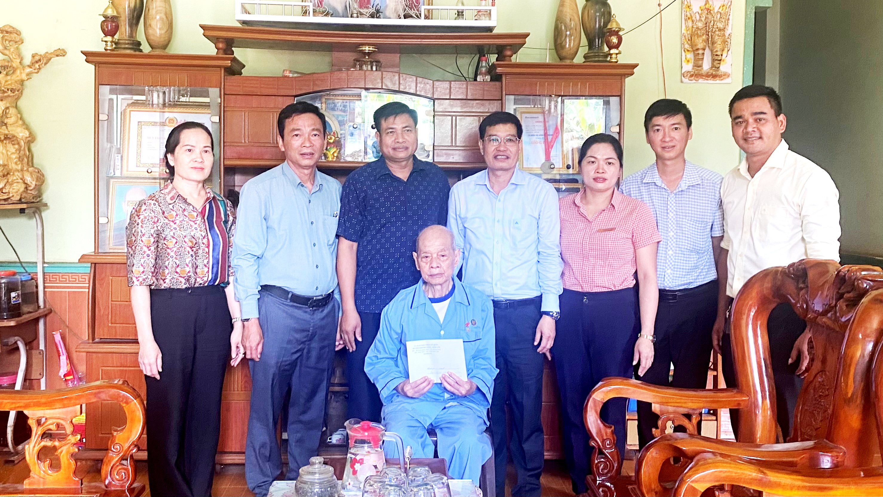 Lãnh đạo Tỉnh, lãnh đạo huyện Krông Năng thăm, tặng quà các chiến sĩ Điện Biên, Dân công hỏa tuyến, Thanh niên Xung phong trực tiếp tham gia chiến dịch Điện Biên Phủ
