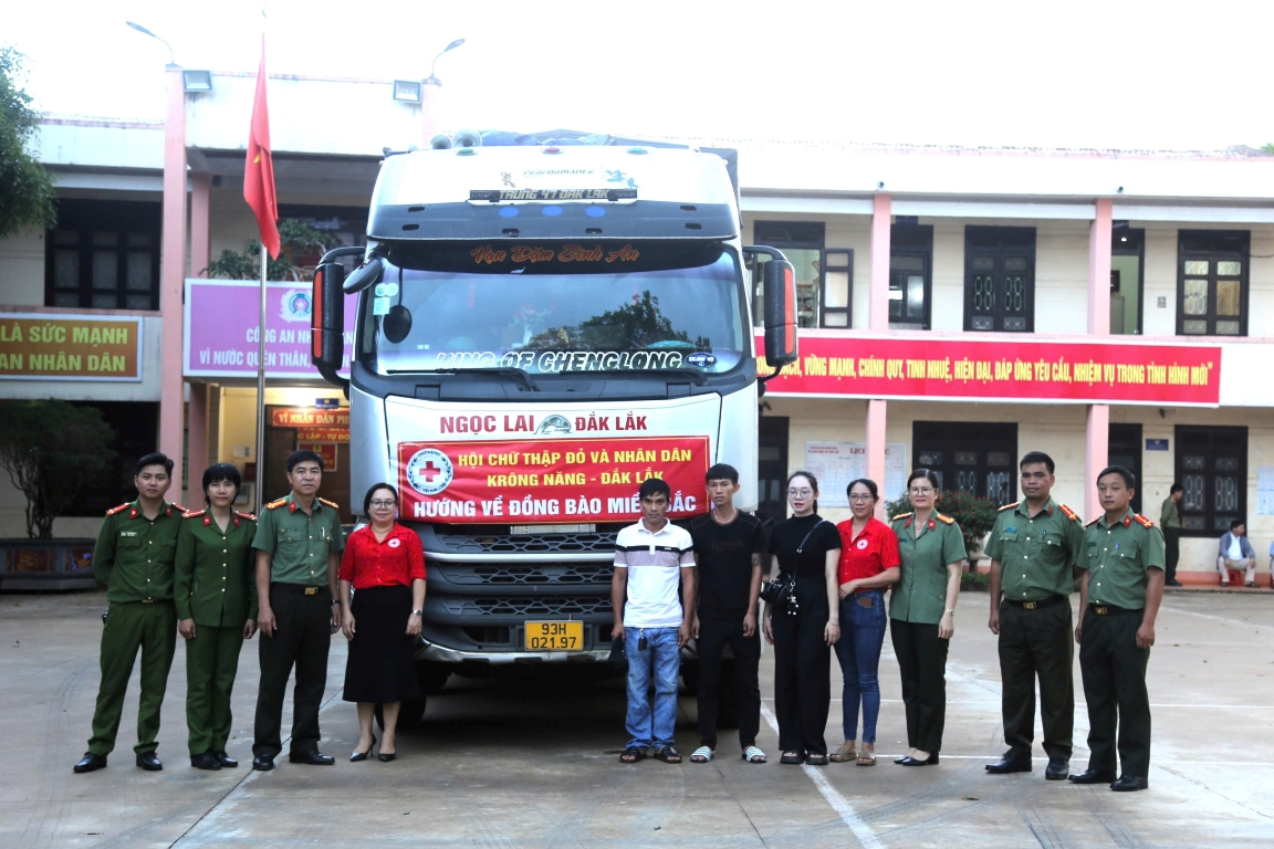 Công an Huyện Krông Năng phối hợp với Hội chữ thập đỏ tổ chức vận động, quyên góp chung tay vì đồng bào Miền Bắc.