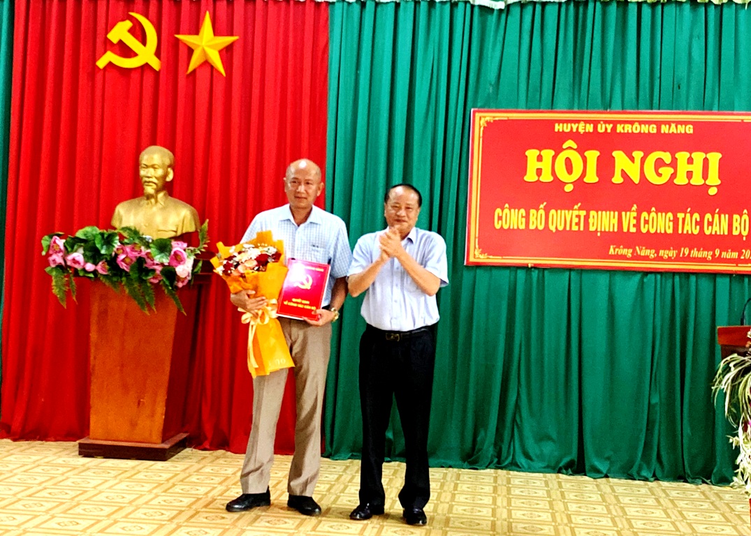 Hội nghị công bố và trao Quyết định bổ nhiệm Bí thư Đảng ủy thị trấn Krông Năng
