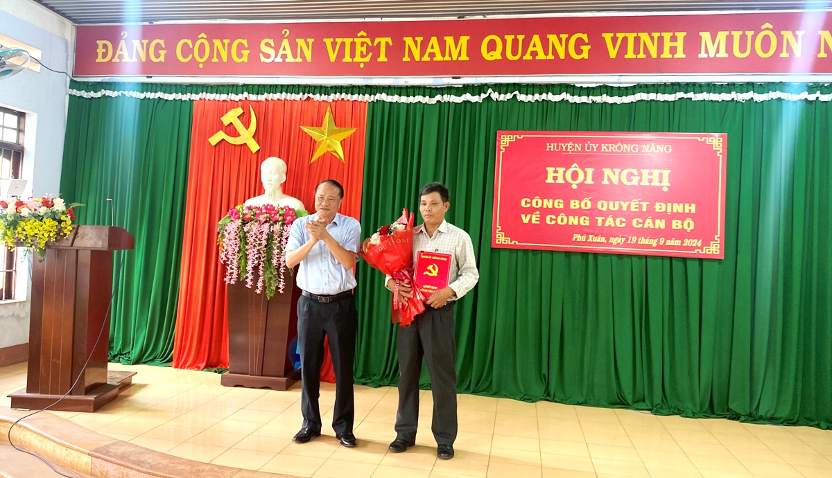 Hội nghị công bố quyết định của Ban Thường vụ Huyện ủy giao phụ trách Đảng bộ xã Phú Xuân