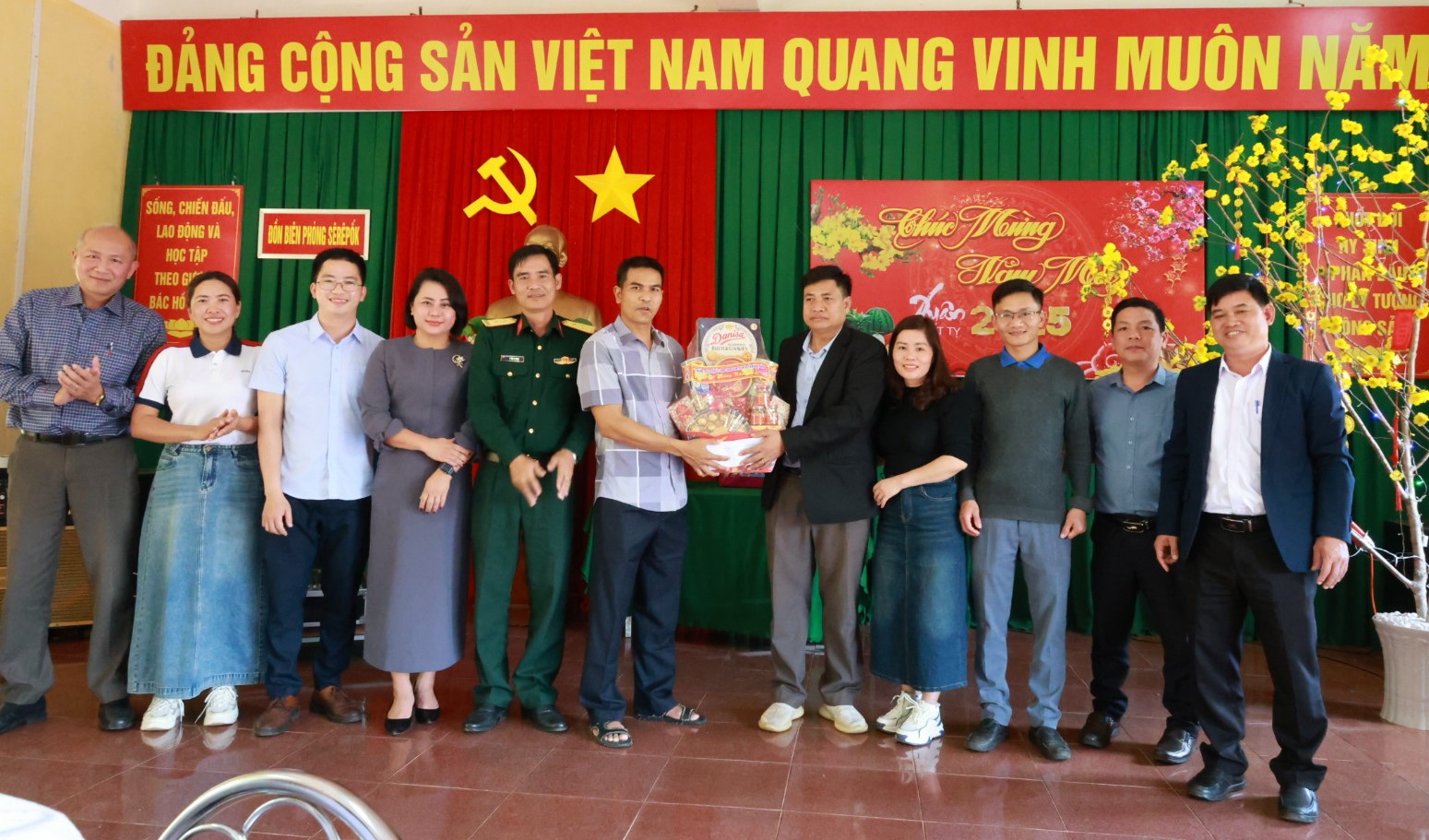Huyện Krông Năng thăm cán bộ, chiến sỹ đồn Biên phòng Sêrê Pốk