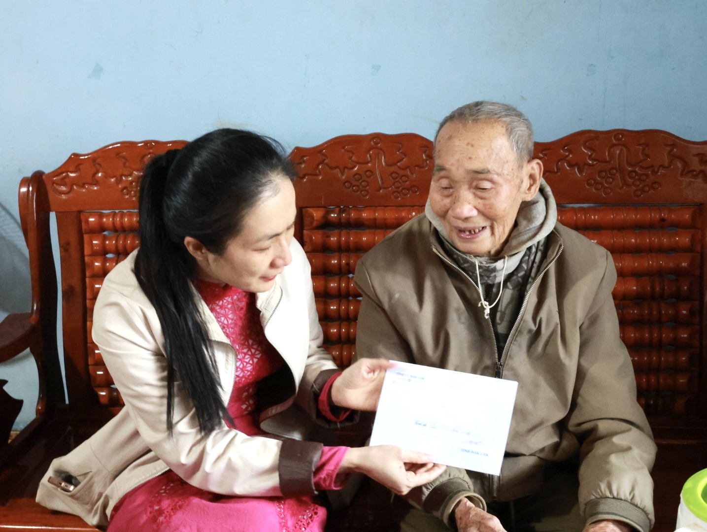 Đồng chí Bí thư Huyện ủy thăm, tặng quà cán bộ thuôc diện Ban thường vụ tỉnh ủy quản lý và cán bộ chính sách