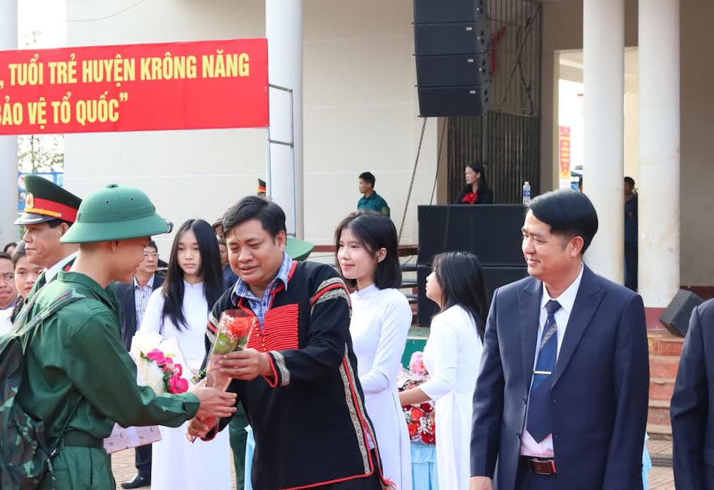 Huyện Krông Năng tổ chức Lễ giao, nhận quân năm 2025