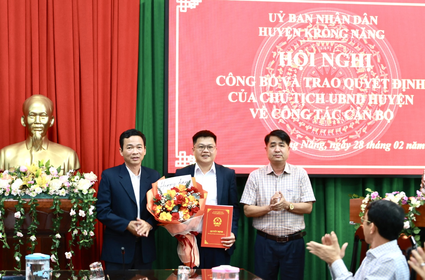 Huyện Krông Năng công bố quyết định về công tác cán bộ