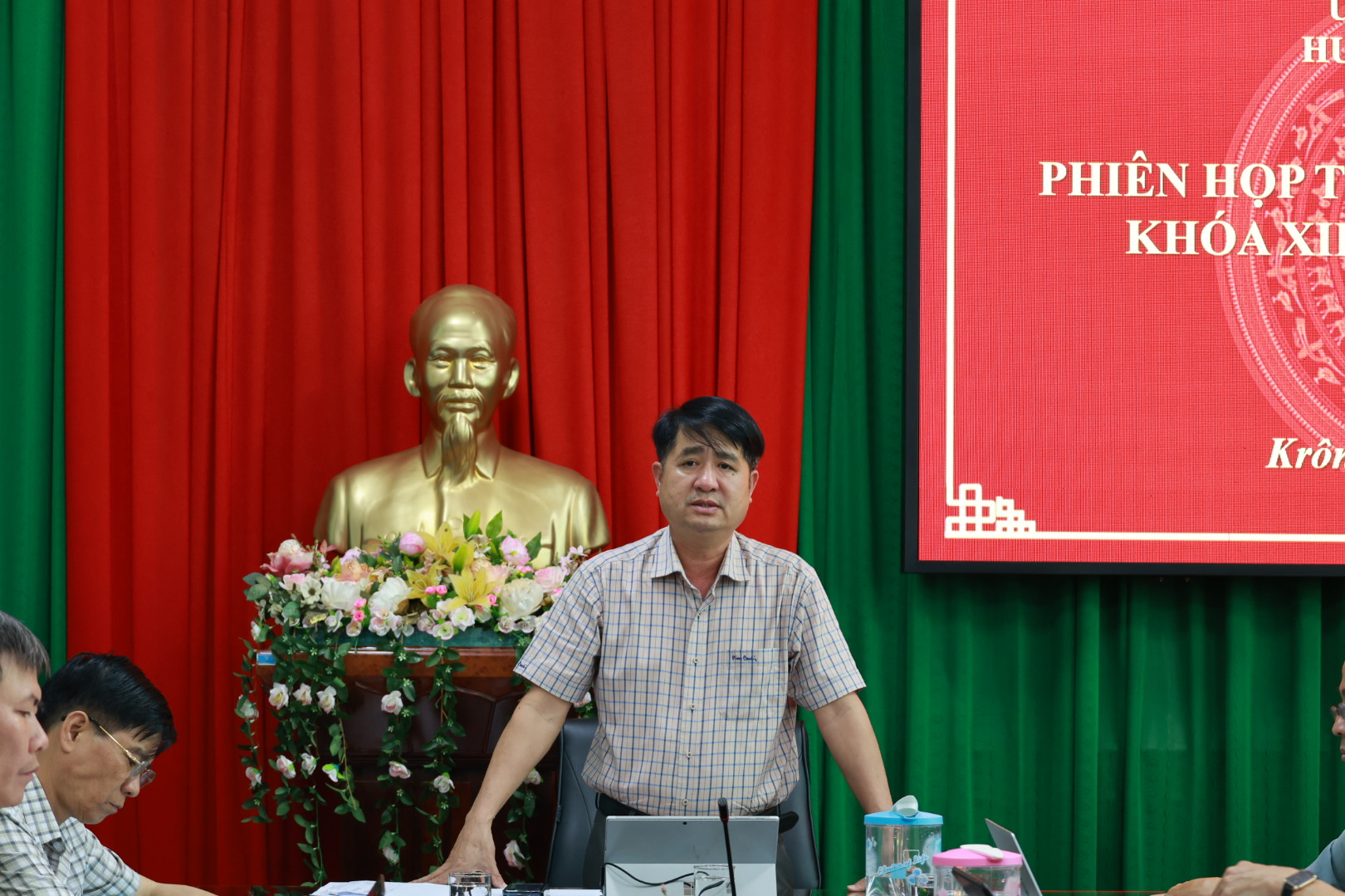 UBND huyện tổ chức phiên họp thành viên khóa VIII