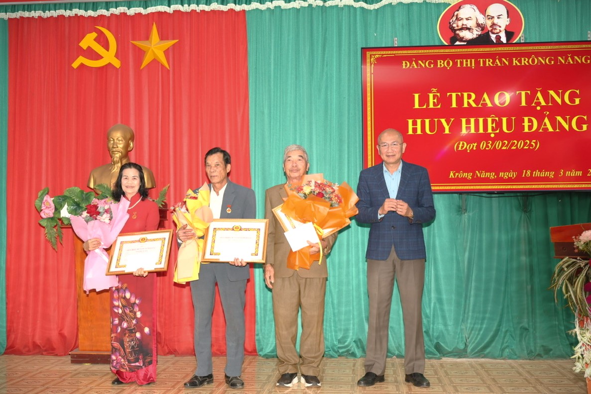 Đảng ủy thị trấn trao tặng Huy hiệu Đảng đợt 3/2/2025 cho các đảng viên