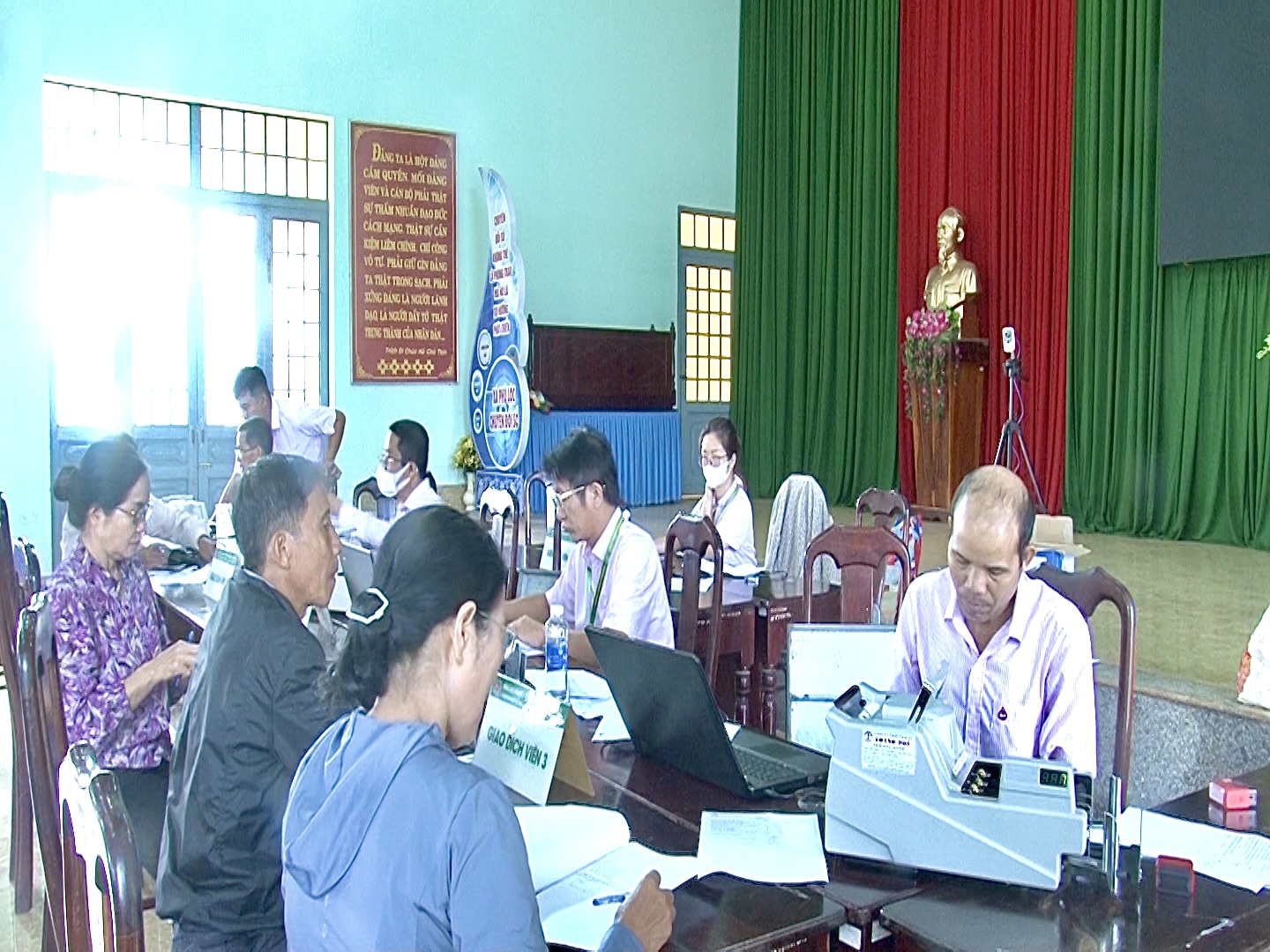Phòng giao dịch Ngân hàng Chính sách xã hội huyện Krông Năng giải ngân hỗ trợ cho vay tại xã Tam Giang
