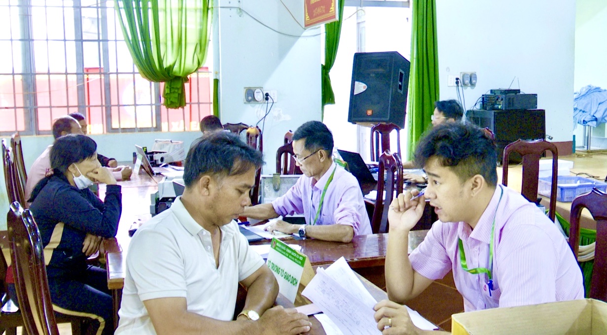 Phòng giao dịch Ngân hàng Chính sách Xã hội huyện Krông Năng giải ngân vốn vay tại xã Ea Toh