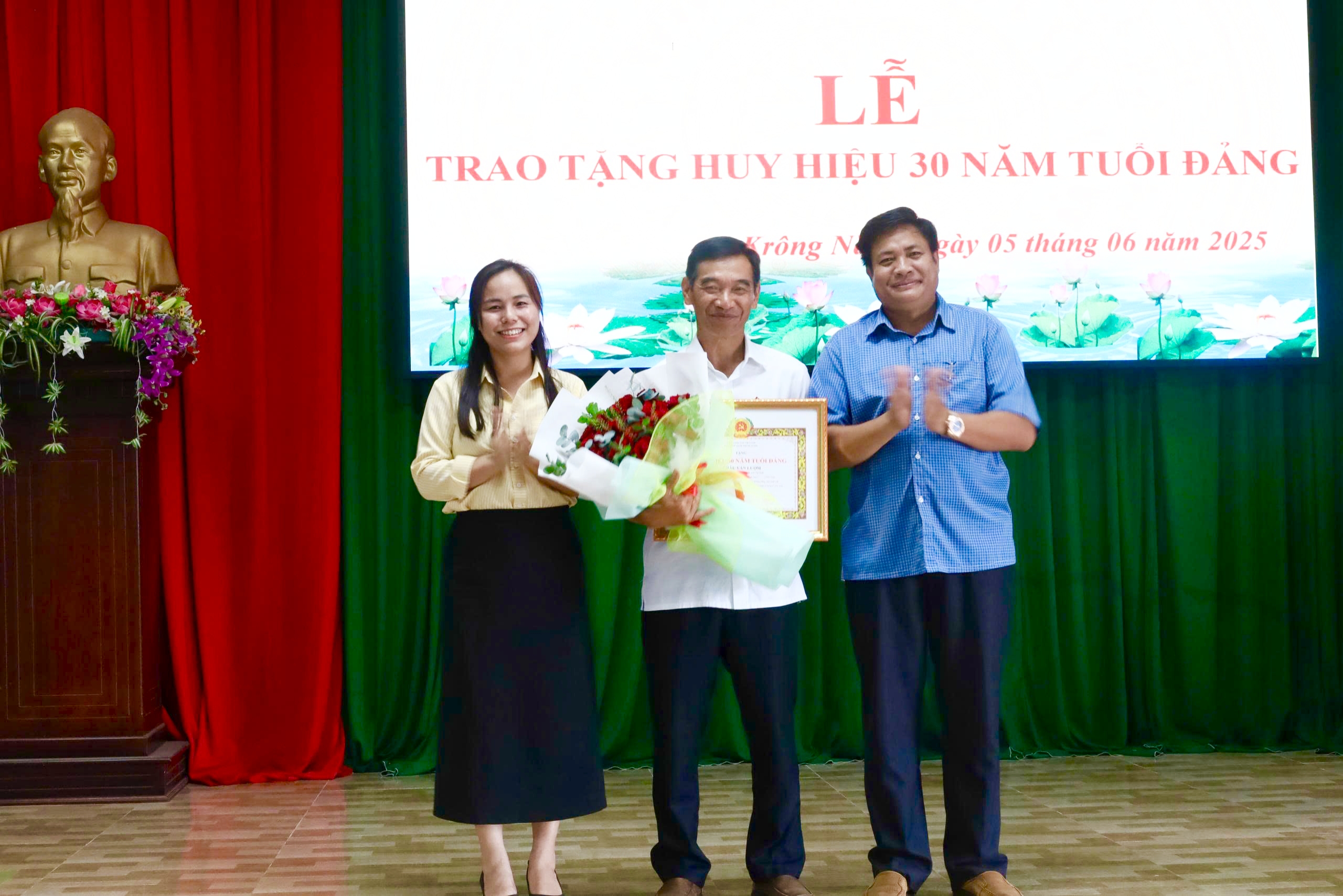 Chi bộ Ban Tuyên giáo - Dân vận tổ chức Lễ trao tặng huy hiệu 30 năm tuổi Đảng