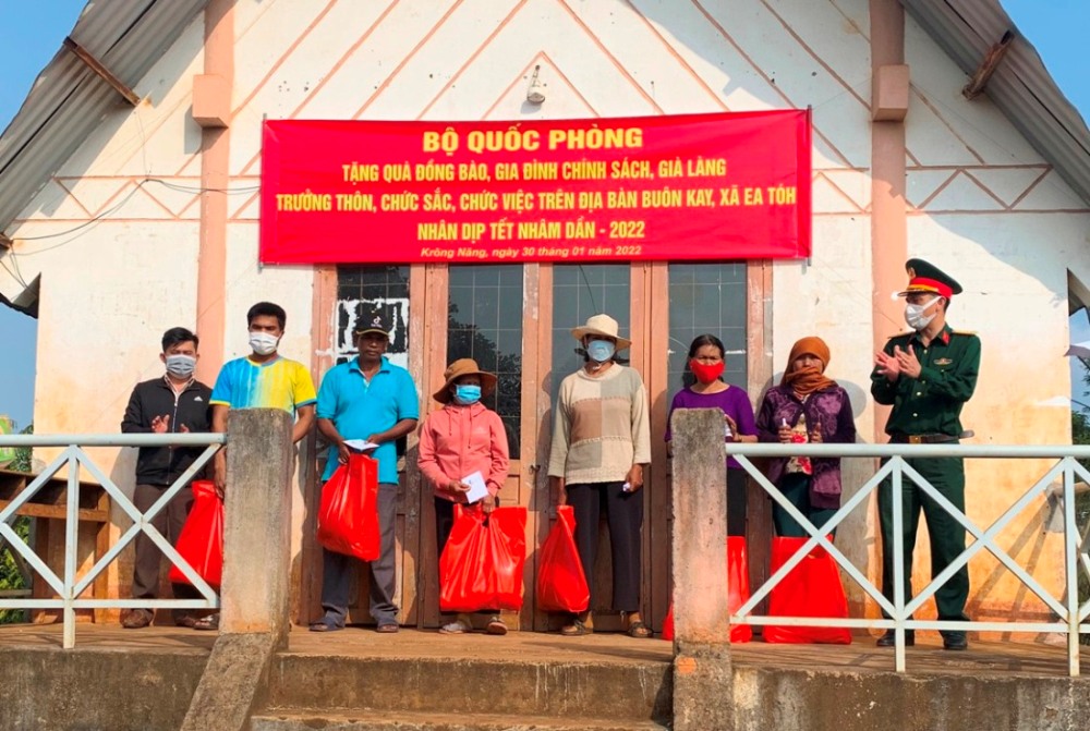 Ban chỉ huy quân sự huyện tổ chức tặng quà cho đồng bào hộ nghèo, gia đình chính sách gia đình có hoàn cảnh khó khăn trên địa bàn huyện