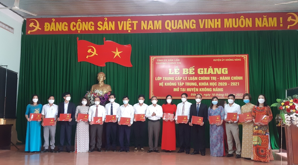 Bế giảng Lớp Trung cấp Lý luận chính trị - Hành chính hệ không tập trung khóa học 2020 - 2021, mở tại huyện Krông Năng