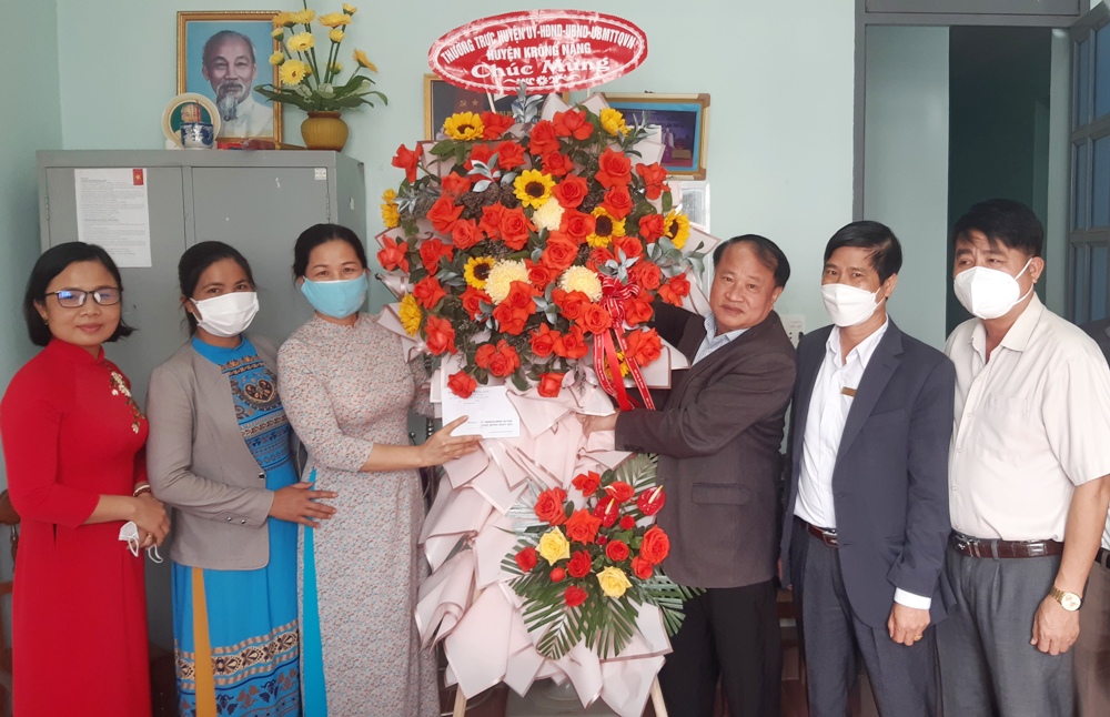 Thường trực Huyện ủy - HĐND - UBND - UBMTTQ Việt Nam huyện thăm, chúc mừng Hội LHPN huyện nhân ngày Quốc tế Phụ nữ