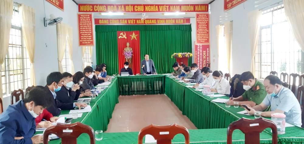 Đoàn công tác của huyện kiểm tra tình hình phát triển KT-XH đảm bảo quốc phòng an ninh tạo xã Ea Dah