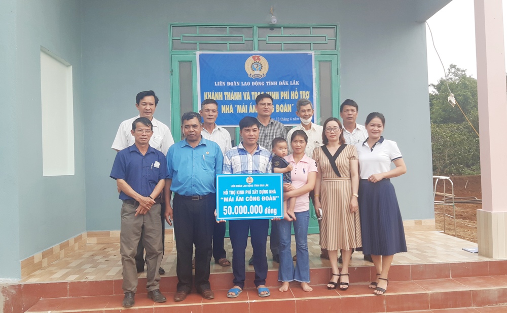 LĐLĐ tỉnh bàn giao nhà "Mái ấm Công đoàn"