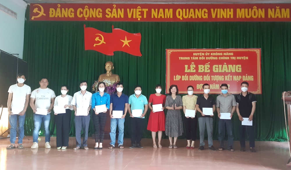 Trung tâm Chính trị huyện bế giảng lớp đối tượng Đảng đợt 2 năm 2022