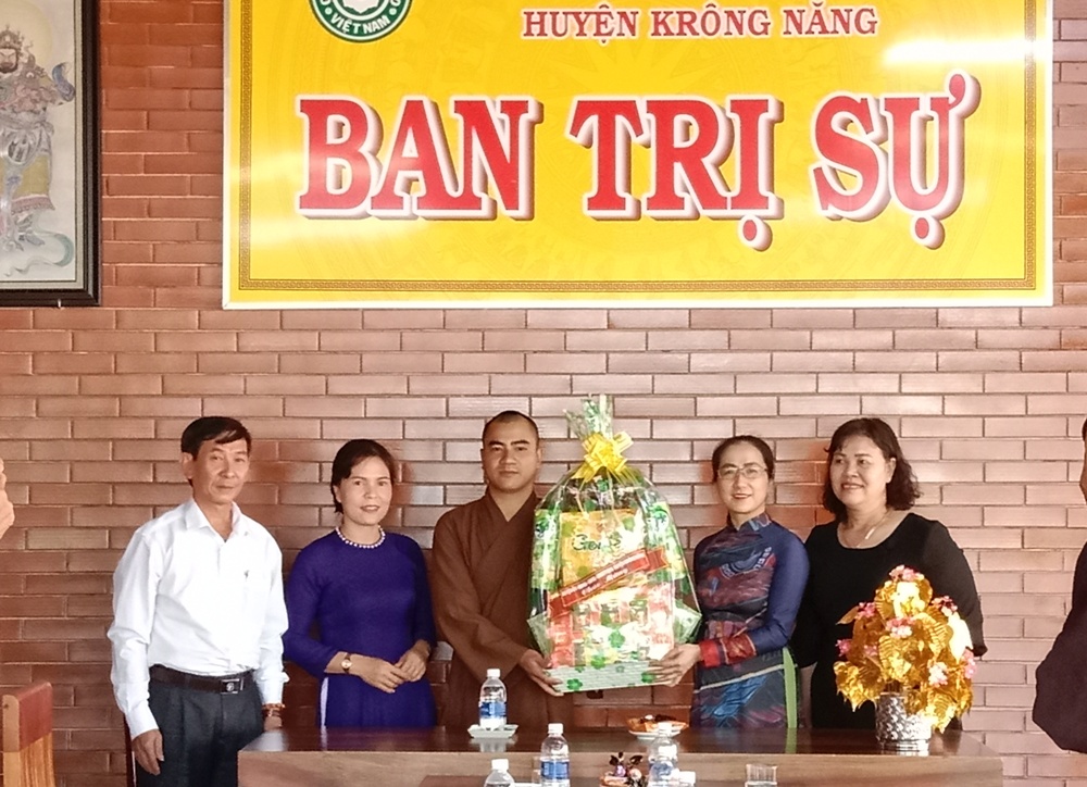 Lãnh đạo huyện thăm tặng quà chúc mừng Đại lễ Phật đản năm 20222