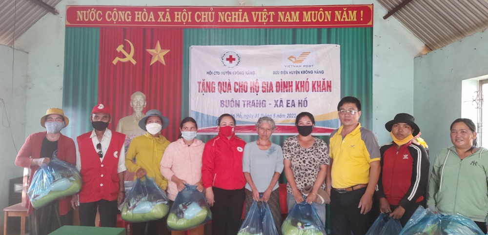 Hội Chữ thập đỏ huyện phối hợp với Bưu điện huyện tổ chức trao quà cho gia đình khó khăn