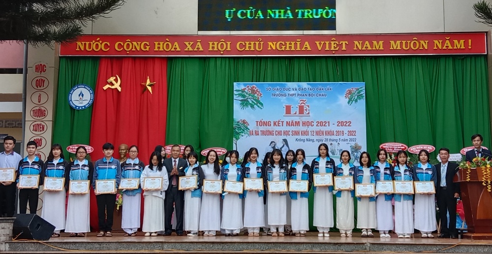 Trường THPT Phan Bội Châu và trường THPT Nguyễn Huệ tổng kết năm học và tri ân ra trường cho học sinh khối 12 năm học 2021-2022