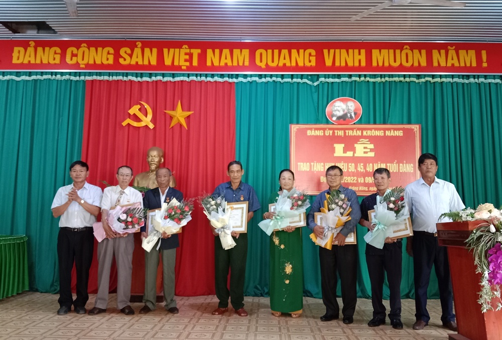 Đảng ủy Thị trấn tổ chức Lễ trao huy hiệu 50, 45, 40 năm mươi tuổi Đảng đợt 19/5/2022.