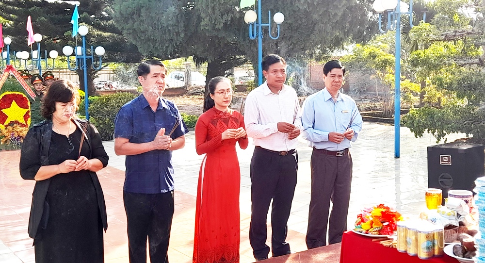 Viếng Nghĩa trang Liệt sỹ huyện nhân kỷ niệm 75 năm Ngày Thương binh - Liệt sỹ (27/7/1947-27/7/2022)