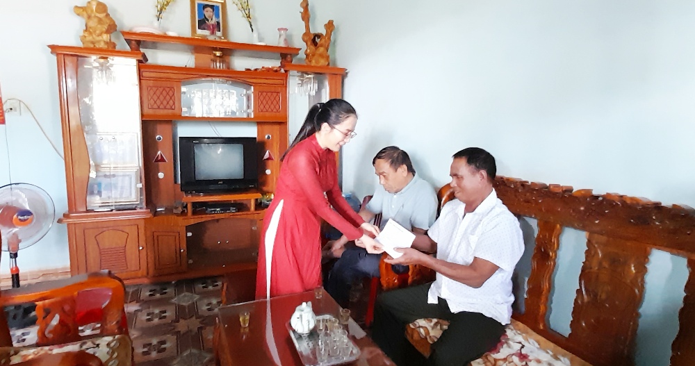Huyện ủy, HĐND, UBND, UBMTTQVN huyện Krông Năng thăm hỏi gia đình người có công với cách mạng