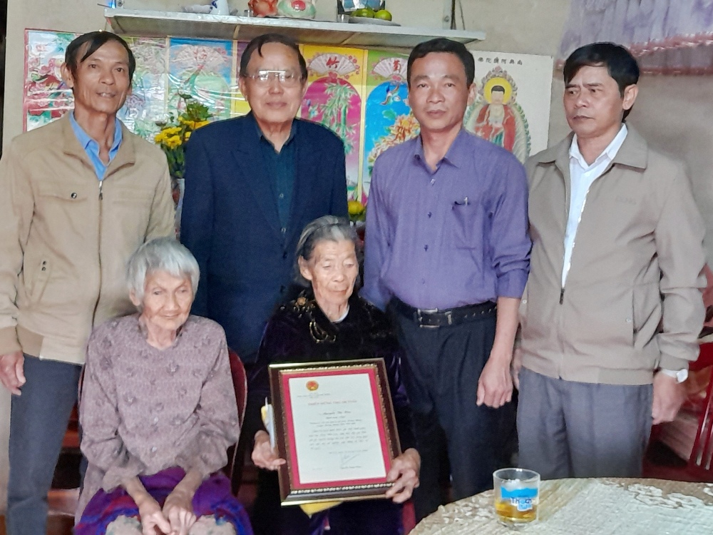 UBND huyện Krông Năng tổ chức các đoàn thăm, trao Thiếp mừng thọ 100 tuổi của Chủ tịch nước gửi các cụ đang sinh sống trên địa bàn huyện