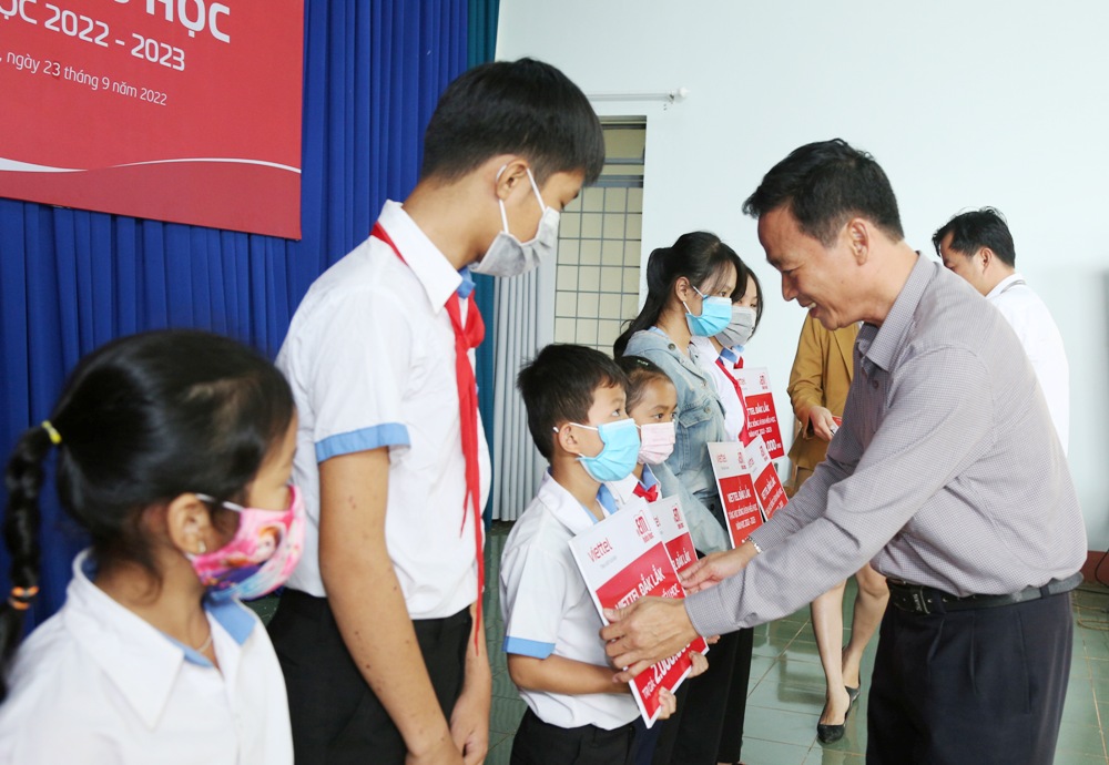 Trao 60 suất học bổng "Vì em hiếu học" cho học sinh huyện Krông Năng