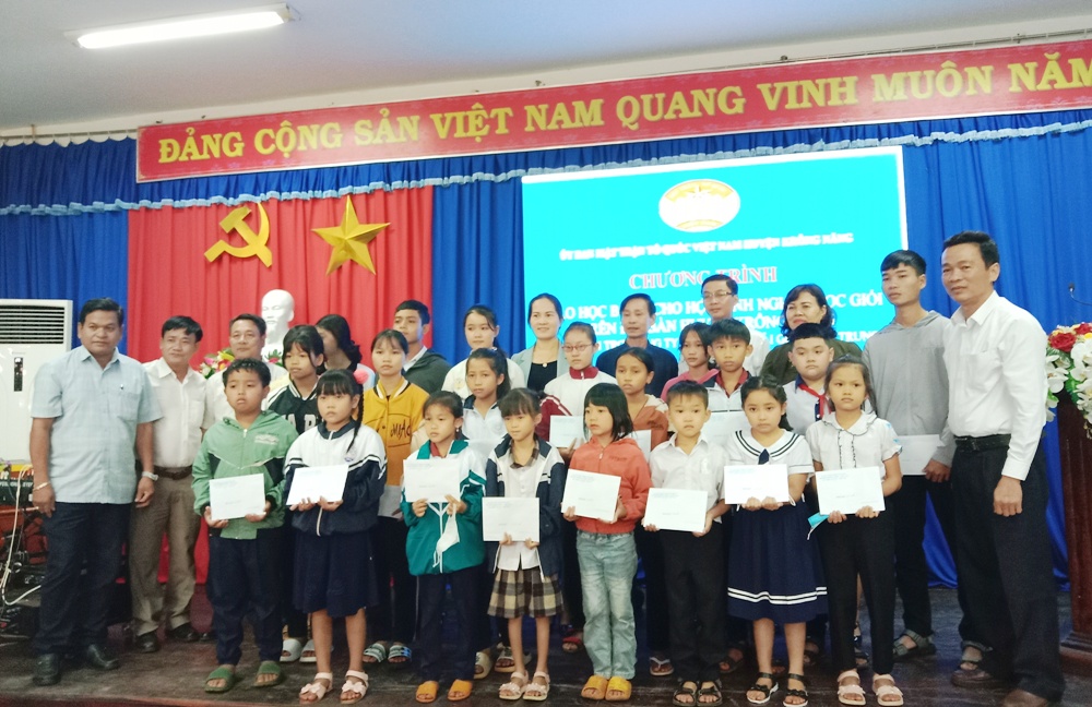 UBMTTQVN huyện trao học bổng cho học sinh nghèo học giỏi