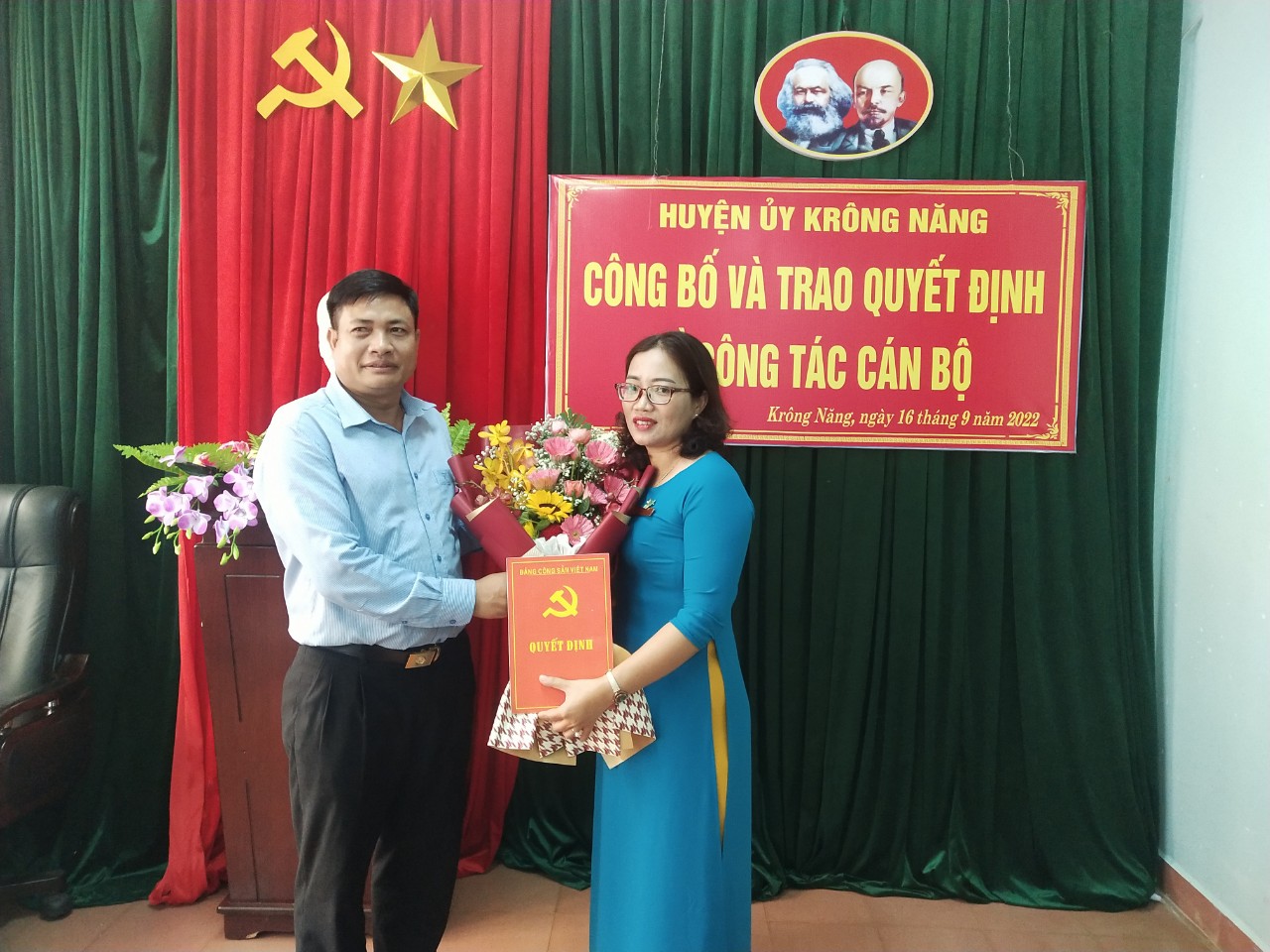Công bố và trao Quyết định bổ nhiệm Phó Trưởng ban Tổ chức Huyện ủy Krông Năng