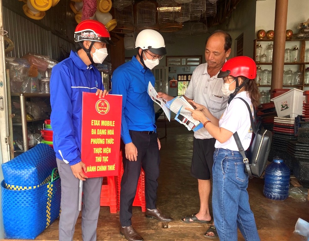 Ra quân tuyên truyền, hướng dẫn cài đặt ứng dụng Thuế điện tử eTax Mobile