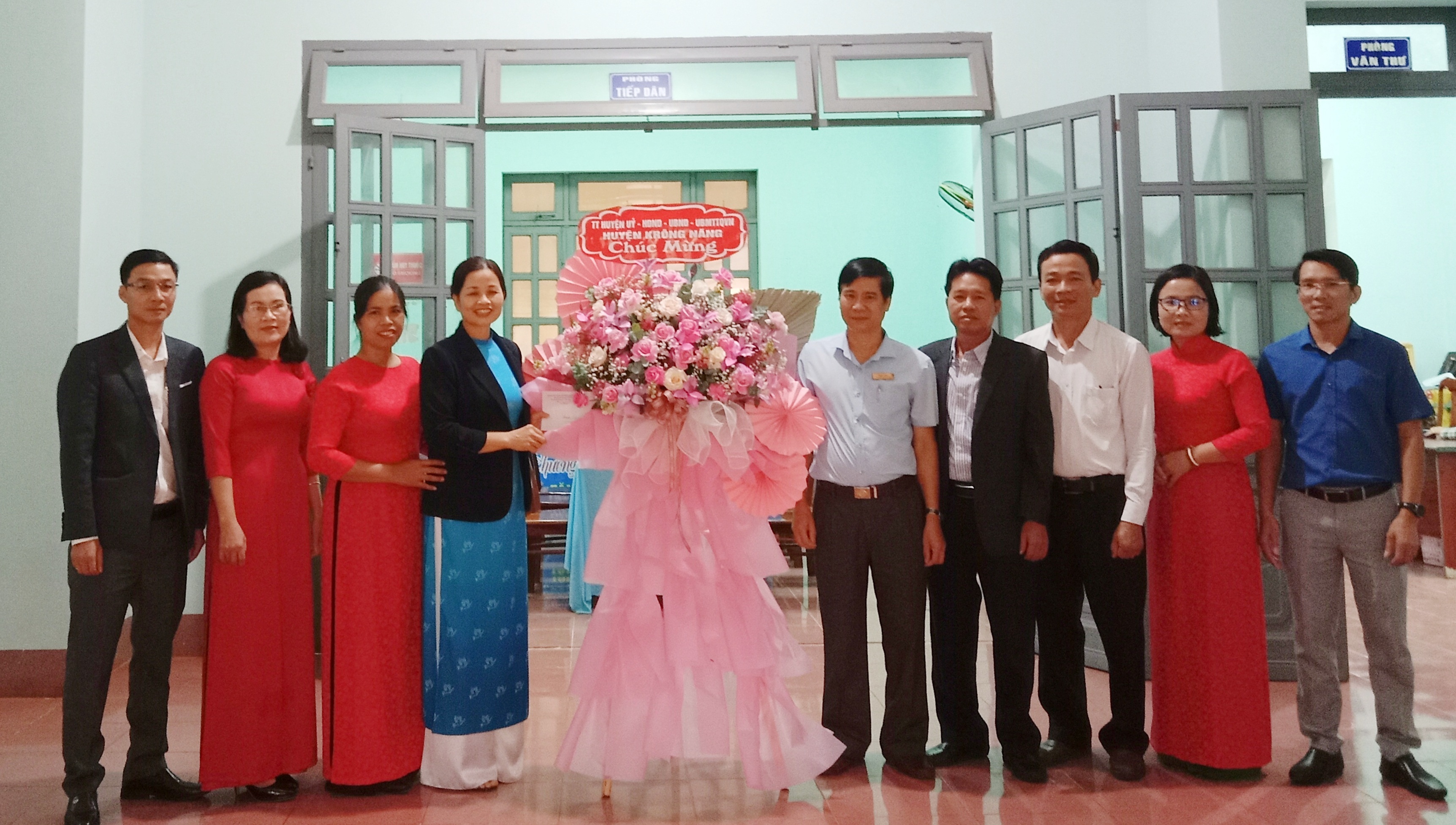 Huyện ủy, HĐND, UBND huyện tặng hoa chúc mừng Hội LHPN huyện nhân kỷ niệm 92 năm ngày thành lập Hội LHPN Việt Nam.