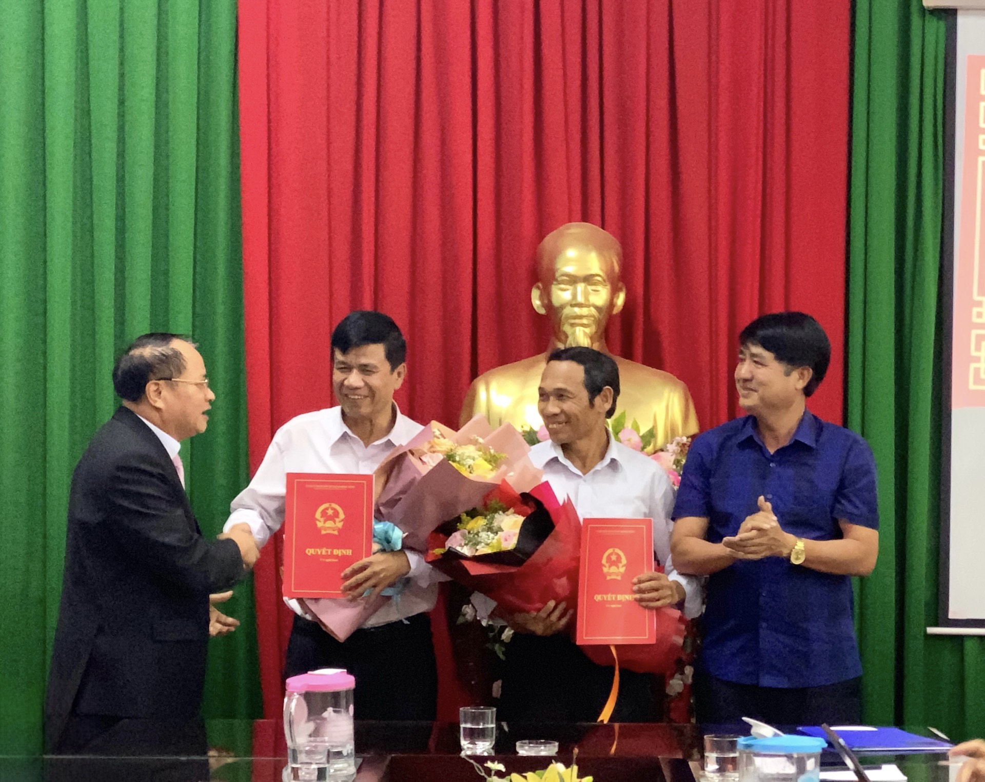 Lễ công bố và trao Quyết định nghỉ hưu cho Trưởng Đài TT – TH huyện và Trưởng phòng Dân tộc huyện