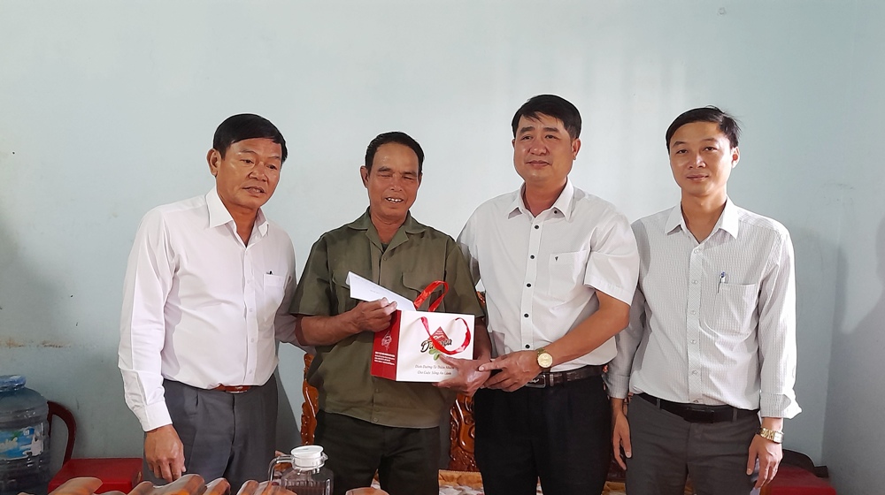 Huyện ủy, HĐND, UBND, UBMTTQVN huyện Krông Năng thăm hỏi gia đình người có công với cách mạng, thương binh nặng nhân kỷ niệm 35 năm ngày thành lập huyện