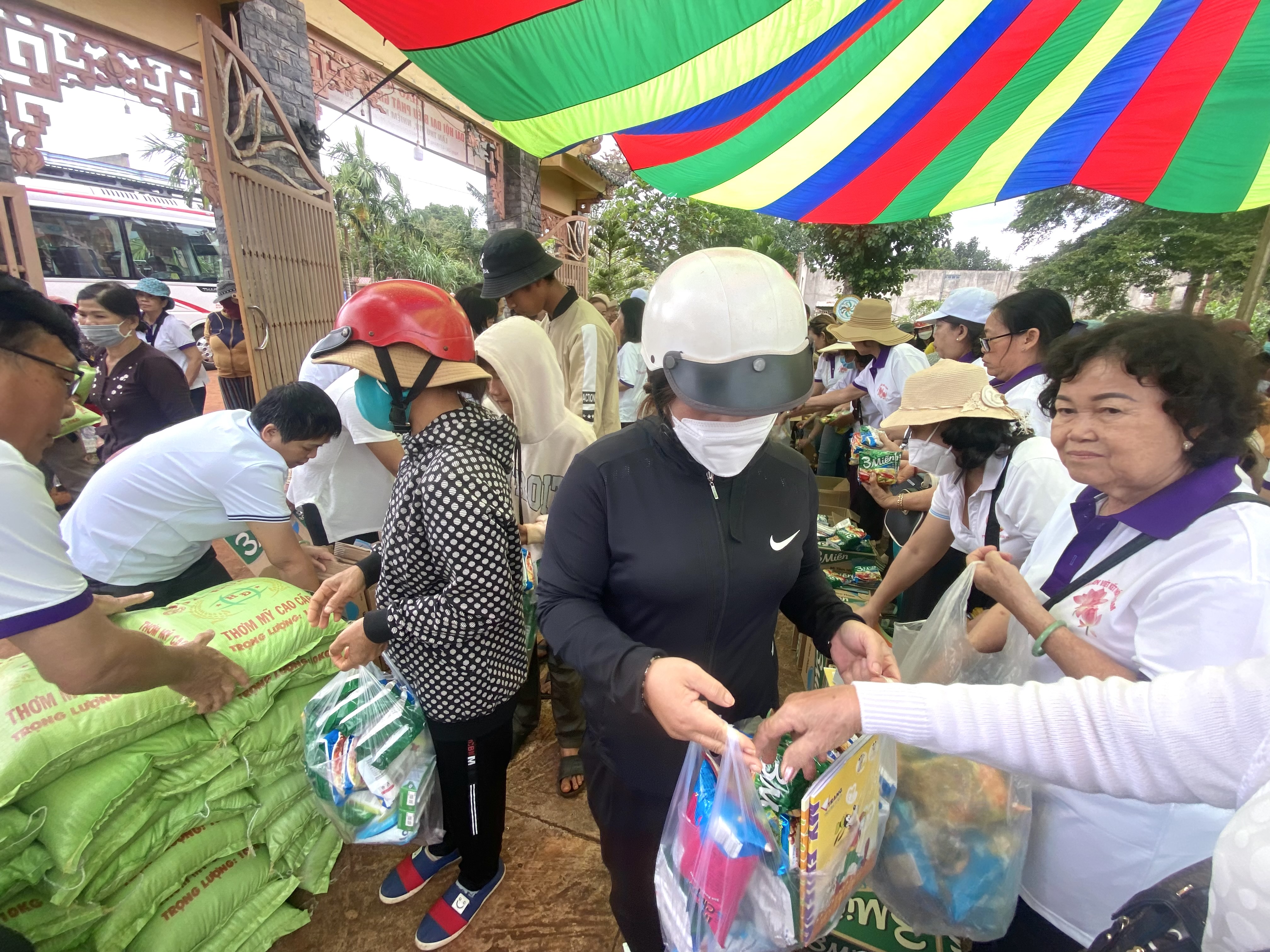 Hội từ thiện Hoa Sen Việt tặng quà tại huyện Krông Năng
