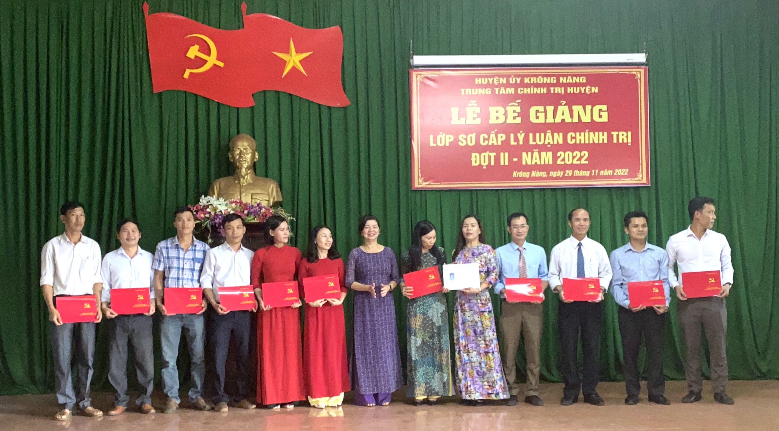 Bế giảng lớp Sơ cấp Lý luận Chính trị đợt II năm 2022