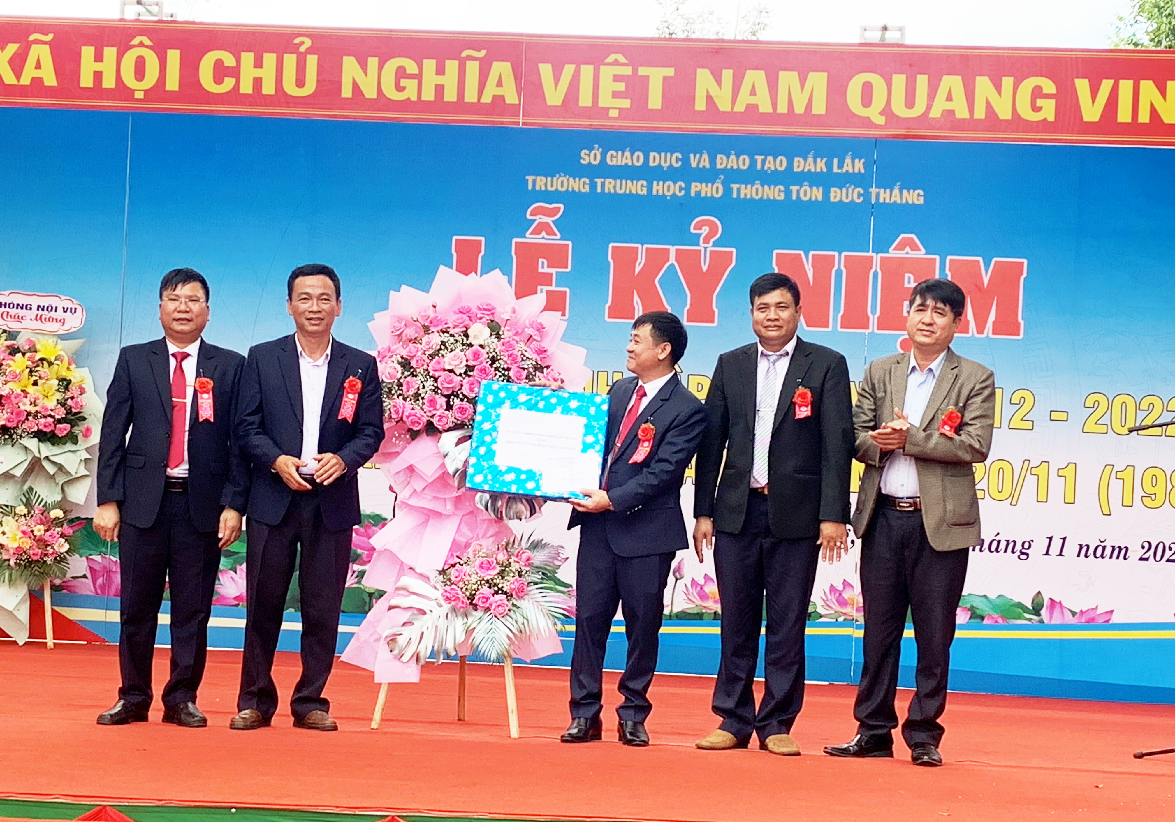 Lễ kỷ niệm 40 năm ngày nhà giáo Việt Nam (20/11/1982- 20/11/2022) và 10 năm thành lập trường năm (2012 -2022)