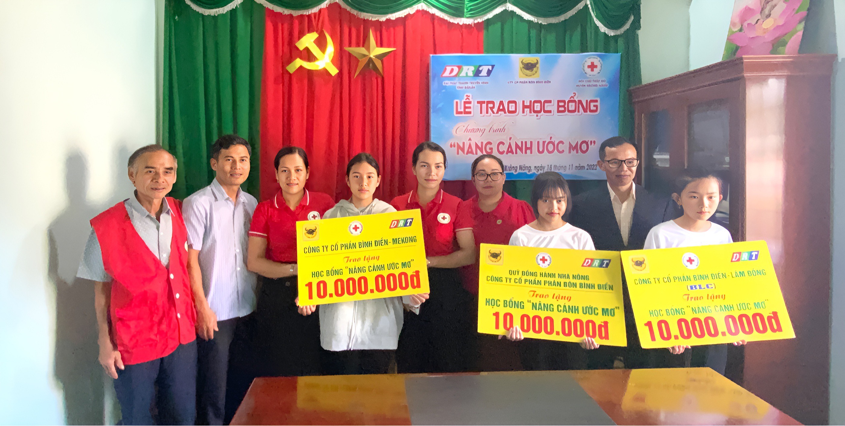 Lễ trao học bổng “Nâng cánh ước mơ”