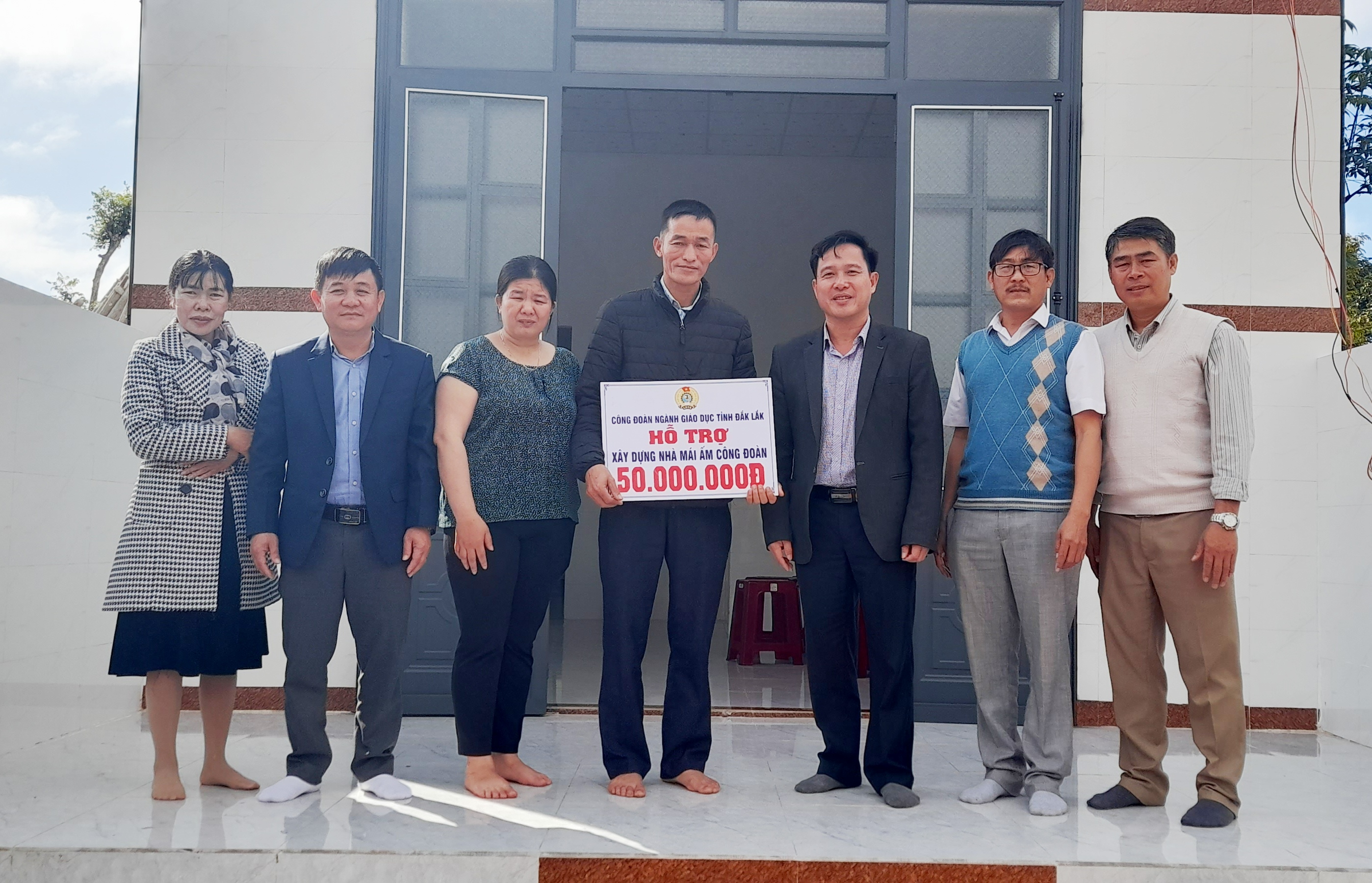 Bàn giao nhà “Mái ấm công đoàn Giáo dục” cho đoàn viên có hoàn cảnh khó khăn
