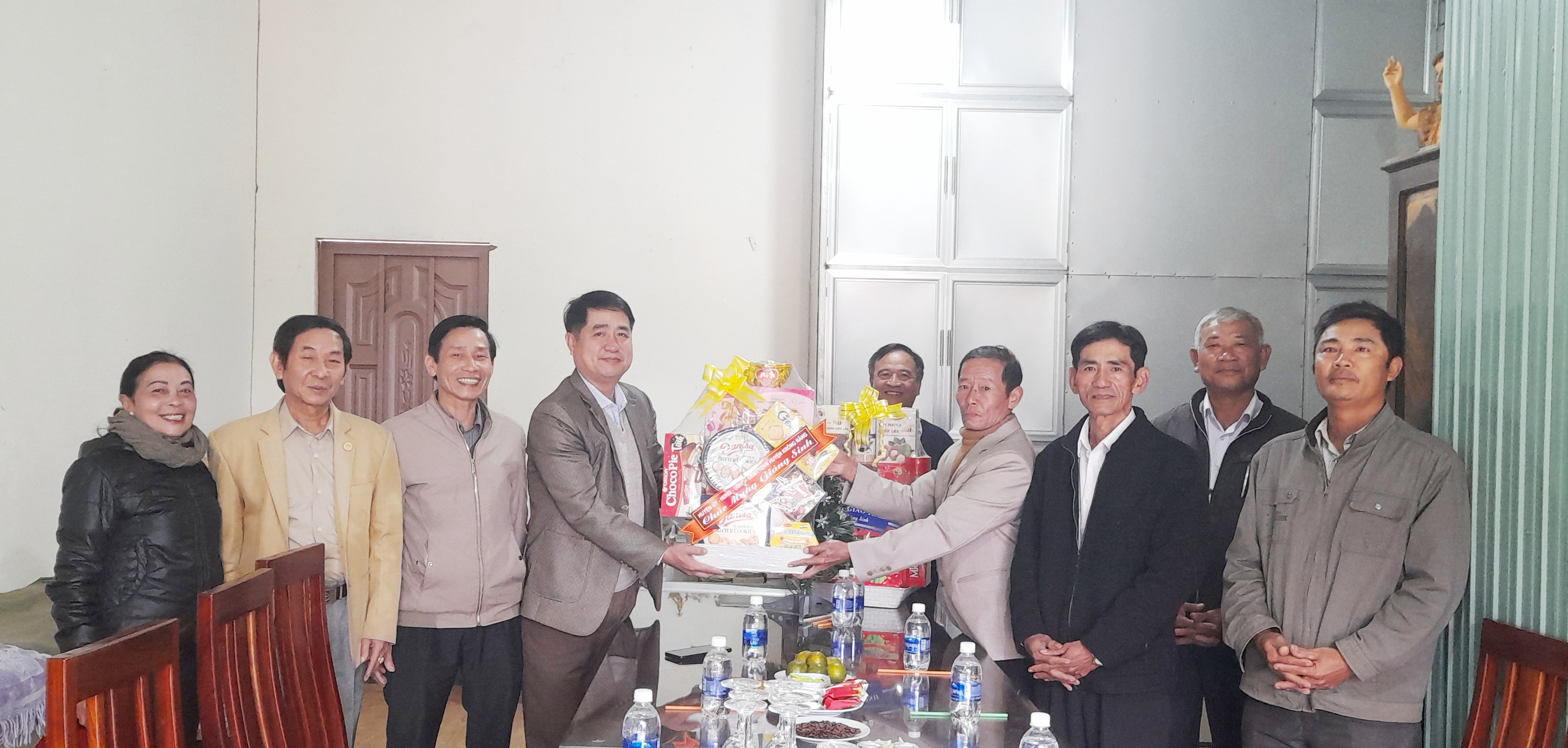 Lãnh đạo huyện Krông Năng thăm và tặng quà nhân dịp Giáng sinh 2022