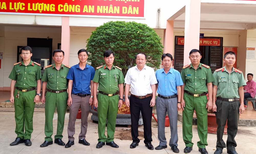 Huyện ủy, UBND huyện Krông Năng tặng cây xanh cho công an huyện Krông Năng