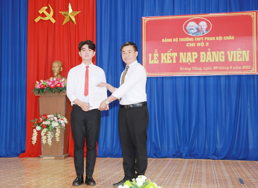 Trường THPT Phan Bội Châu tổ chức Lễ kết nạp Đảng viên mới.
