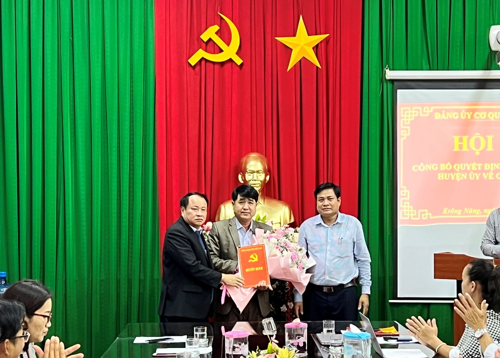 Trao quyết định chỉ định Bí thư Đảng ủy Cơ quan Chính quyền huyện Krông Năng