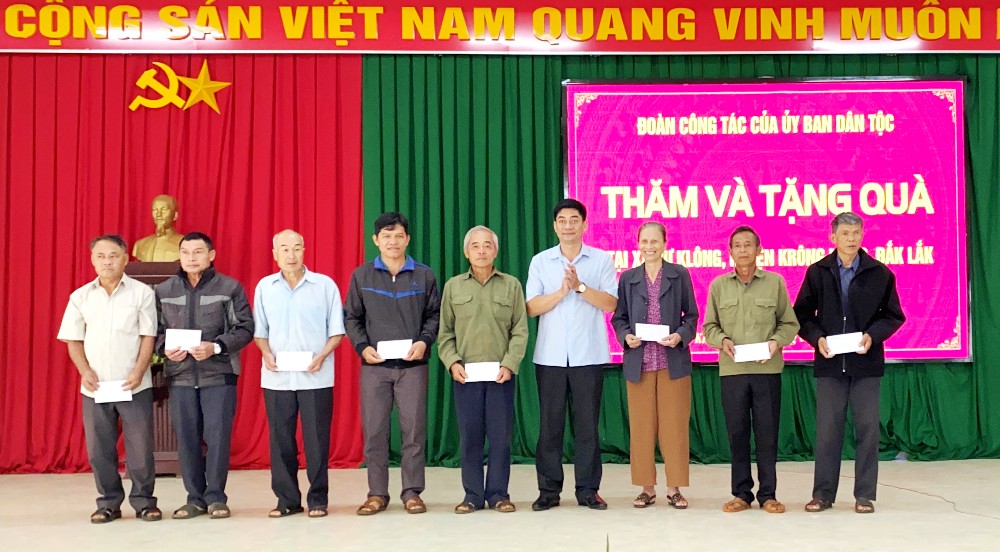 Đoàn công tác Ủy ban Dân tộc thăm, tặng quà đồng bào DTTS tại huyện Krông Năng
