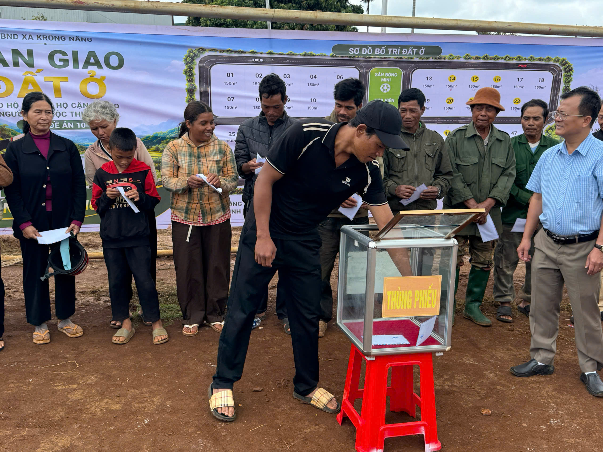 TỔ CHỨC BỐC THĂM BỐ TRÍ ĐẤT Ở CHO 13 HỘ GIA ĐÌNH LÀ NGƯỜI DÂN TỘC THIỂU SỐ THUỘC DIỆN HỘ NGHÈO, HỘ CẬN NGHÈO .