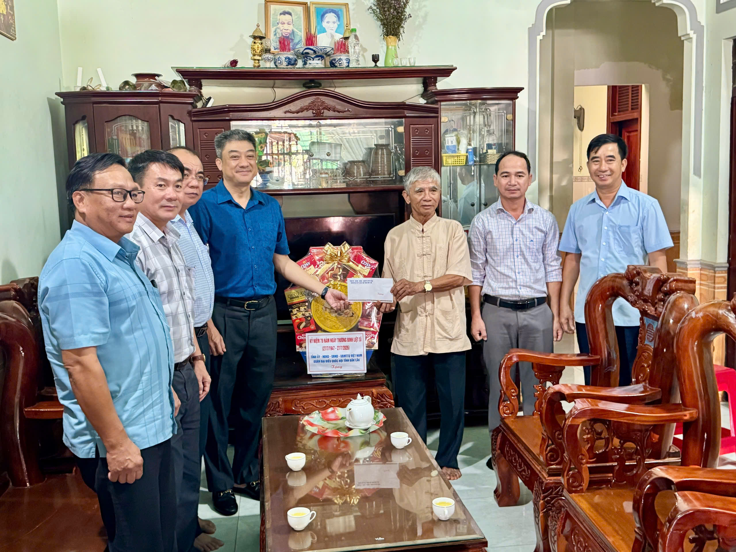 ĐOÀN CÔNG TÁC CỦA TỈNH THĂM, TẶNG QUÀ CÁC GIA ĐÌNH CHÍNH SÁCH, NGƯỜI CÓ CÔNG CÁCH MẠNG TẠI XÃ KRÔNG NĂNG